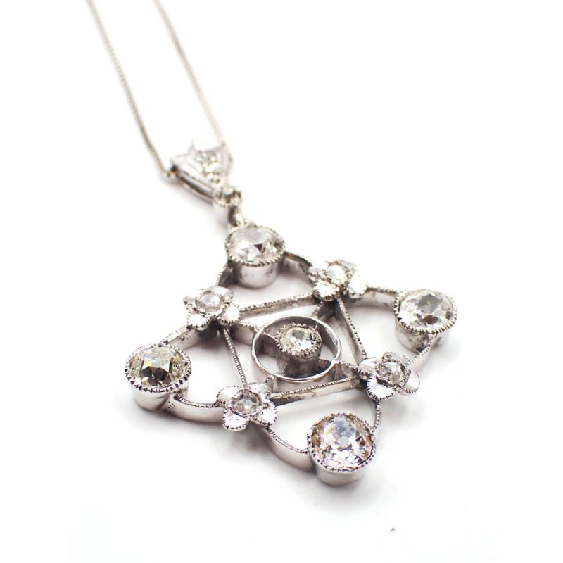 Catenina con pendente floreale