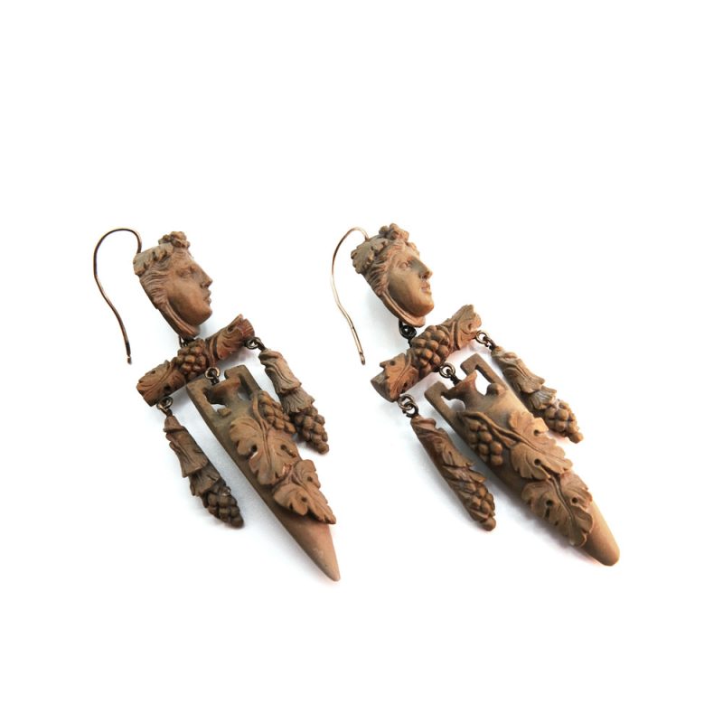 Orecchini pendenti con scene allegoriche