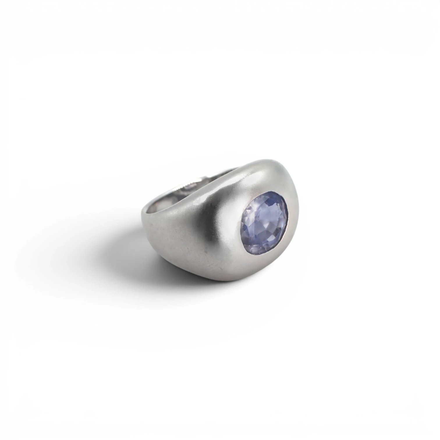 Anello a fascia con zaffiro